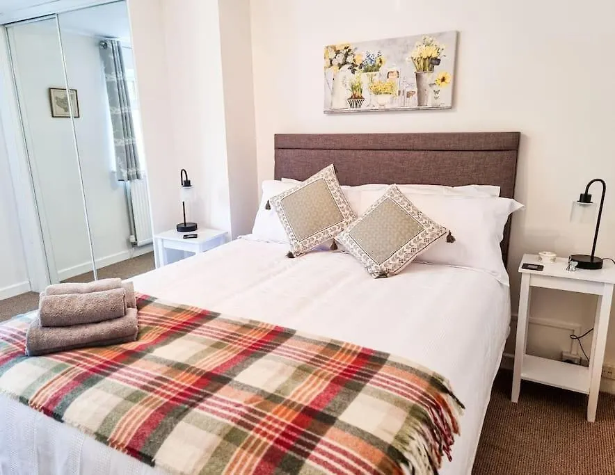 Luxury Cheltenham Home With Ev Charger - Lechampton Hills 0*,  United Kingdom