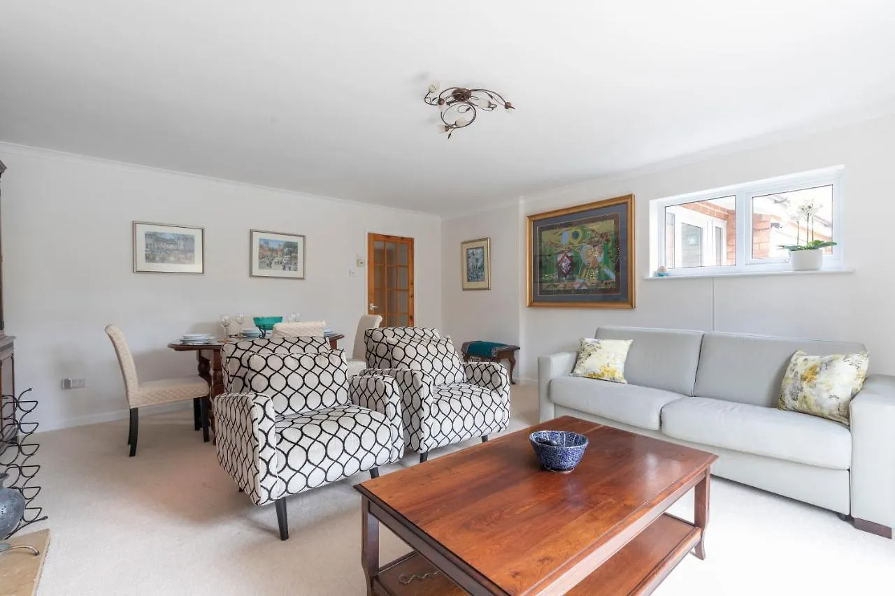 Luxury Cheltenham Home With Ev Charger - Lechampton Hills 0*,