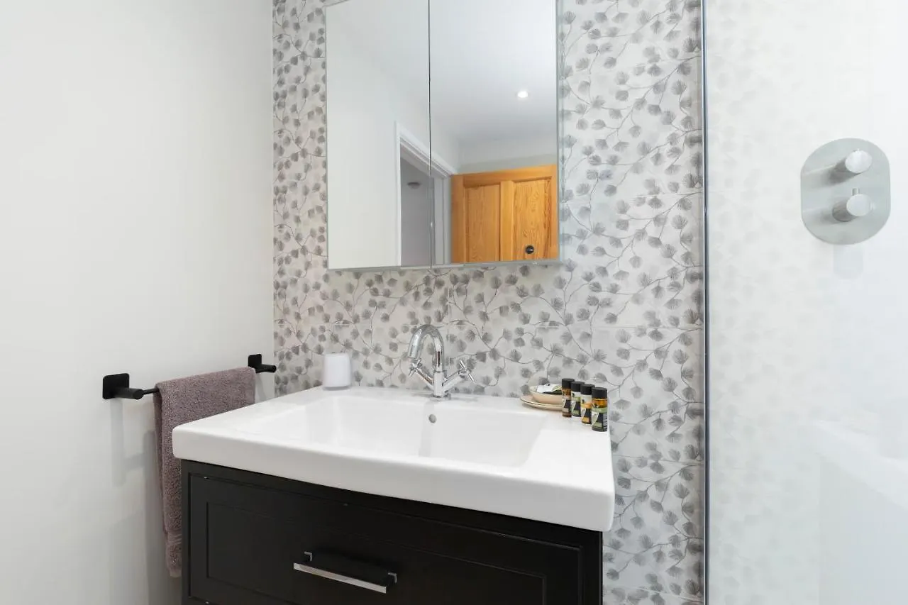 Luxury Cheltenham Home With Ev Charger - Lechampton Hills 0*,  United Kingdom