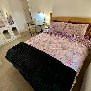  Holiday home Vernon Place Town Centre, Vernon 3-bed With Parking, 1a Vernon Court 2-bed With Parking, 1b No Parking, Off The High Street Next To Sandford Park