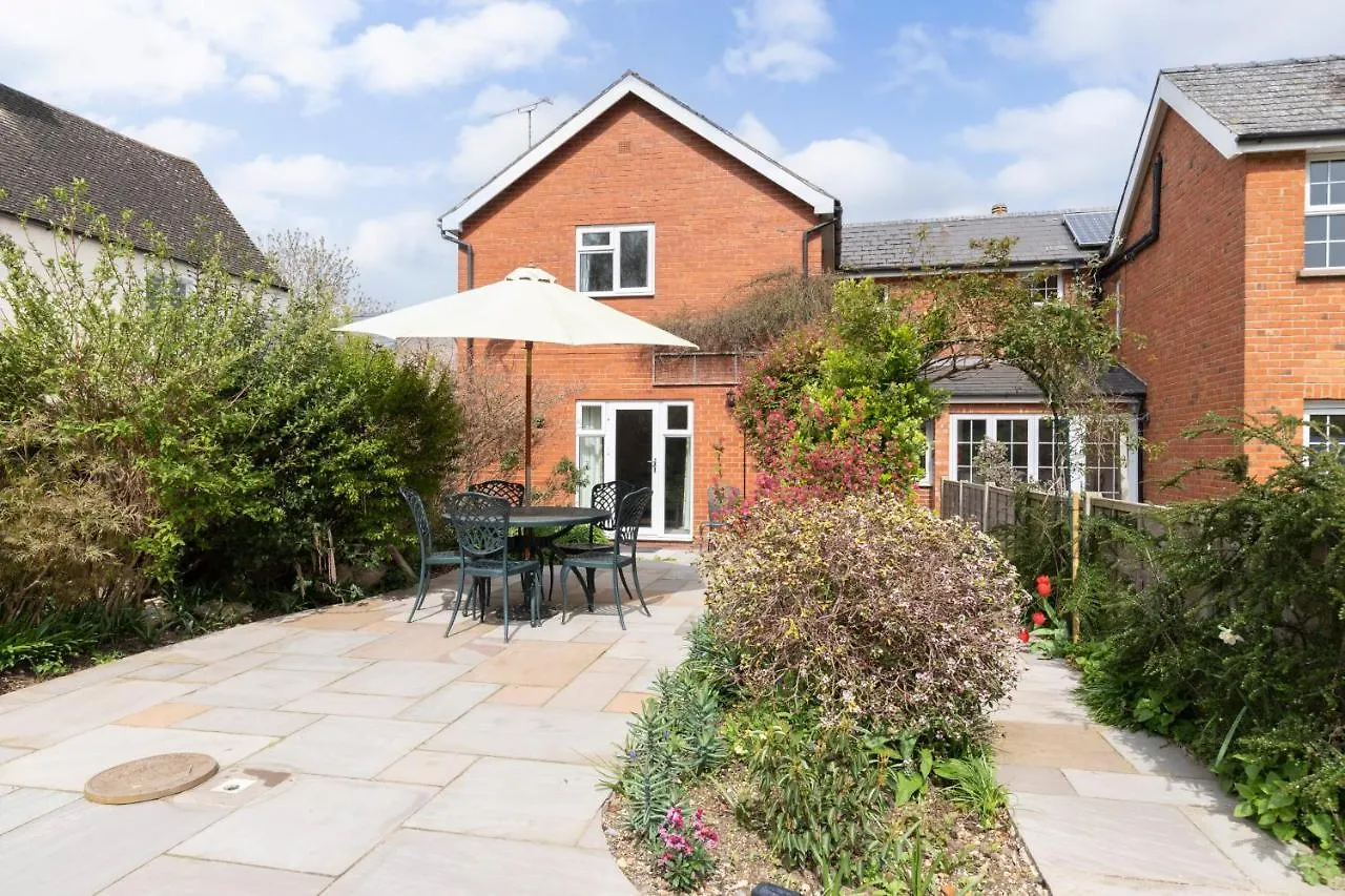 Luxury Cheltenham Home With Ev Charger - Lechampton Hills contacts